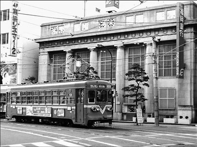 西鉄電車と福岡銀行旧店舗前
