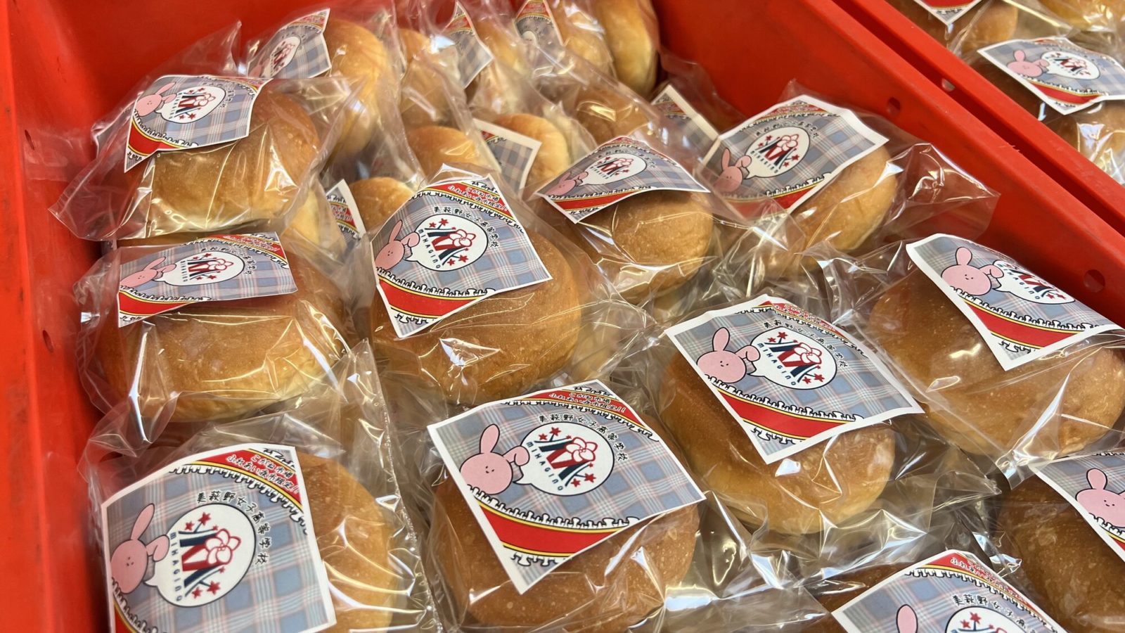 ▲三萩野女子高等学校の学生たちはオリジナルのパンも販売