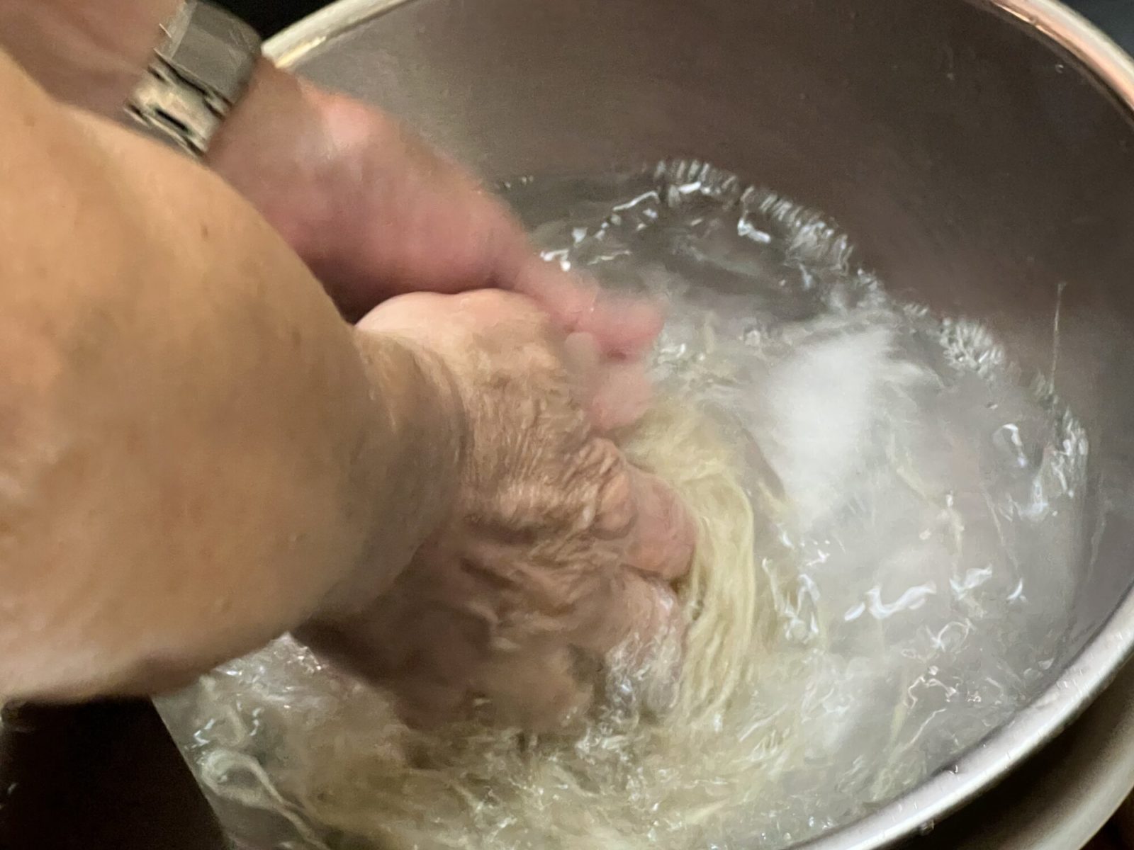 ▲麺の茹で時間は浅めの1分弱。茹で上がったら氷水で素早く締めます