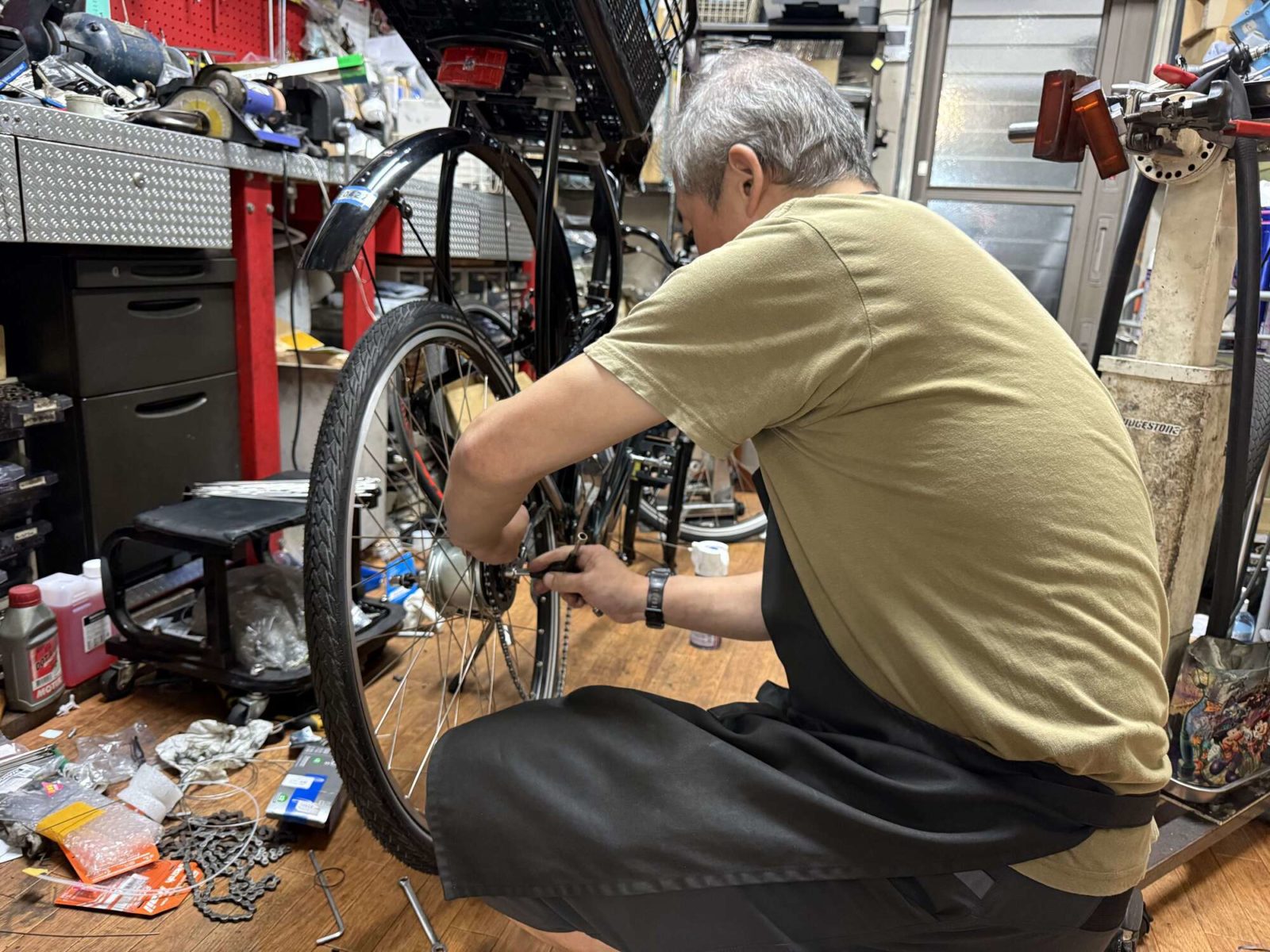 ▲店の奥で黙々と作業をする松田さん