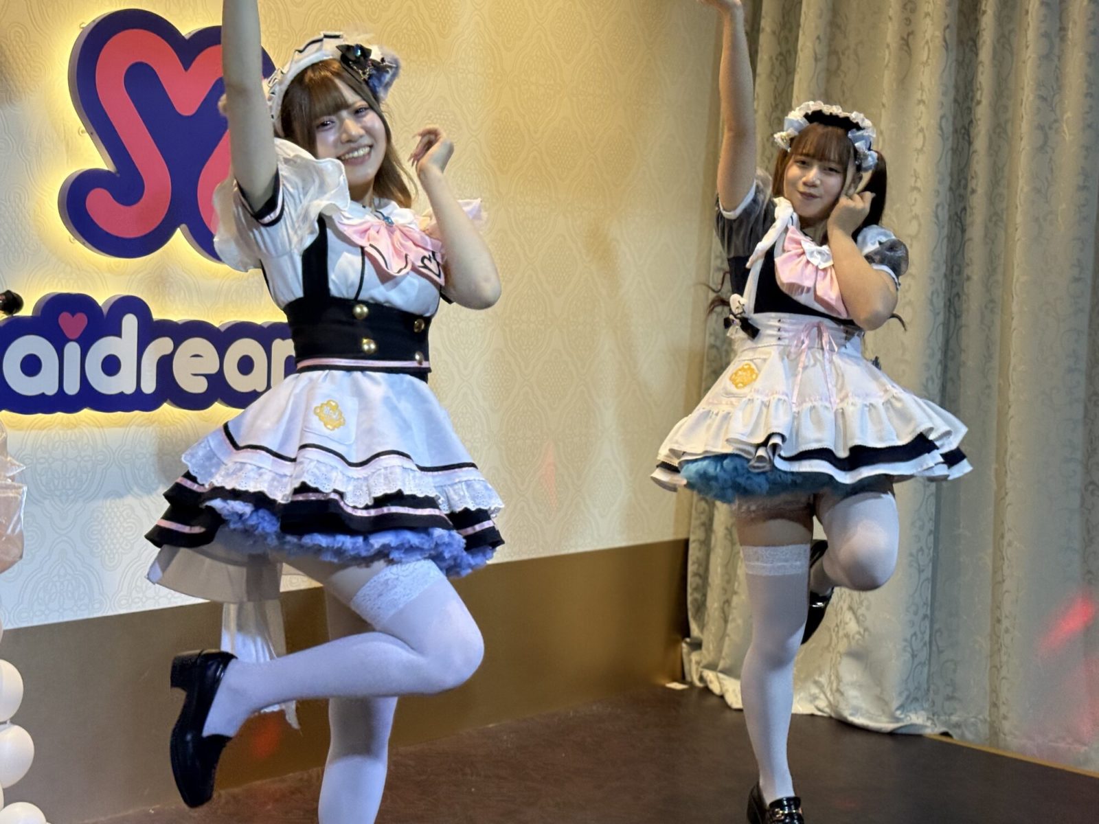 ▲すいちゃん（左）といおちゃん（右）のライブが始まると、店内の熱量が一気に上がる