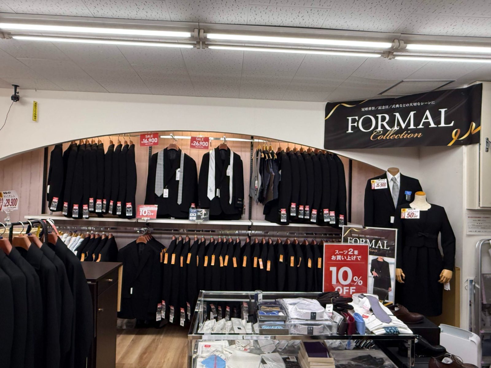 ▲2階奥にはフォーマルスーツも。急に必要になった時でもアウトレット価格なら買いやすい