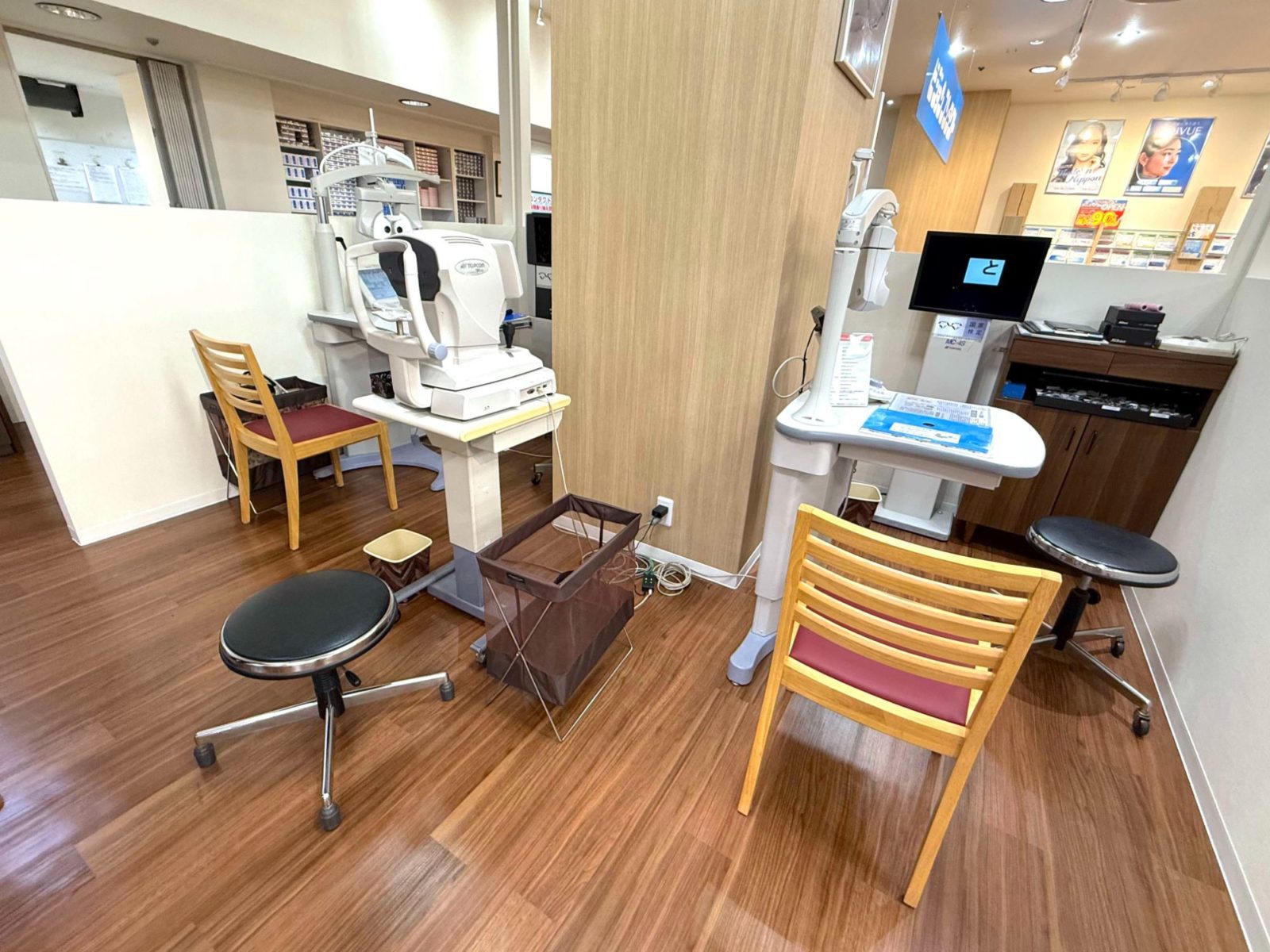 ▲ご家族も一緒に、日常生活での見え方の困りごとを細かにヒアリングしていく