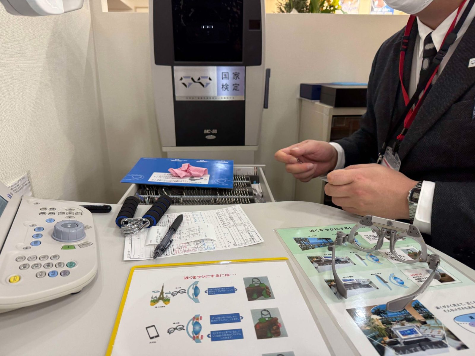 ▲検査の合間にも、見え方の好みや生活環境に合わせたレンズについて詳しく説明してくれる