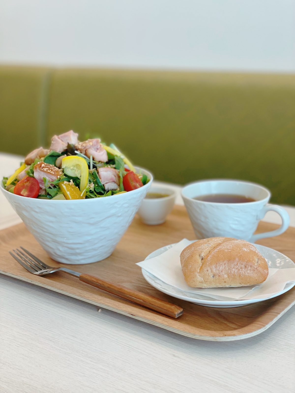 ▲1日に必要な野菜摂取量の1/2が摂れる「サラダボウルランチ（ライ麦パン・オニオンスープ付き）」（提供写真）