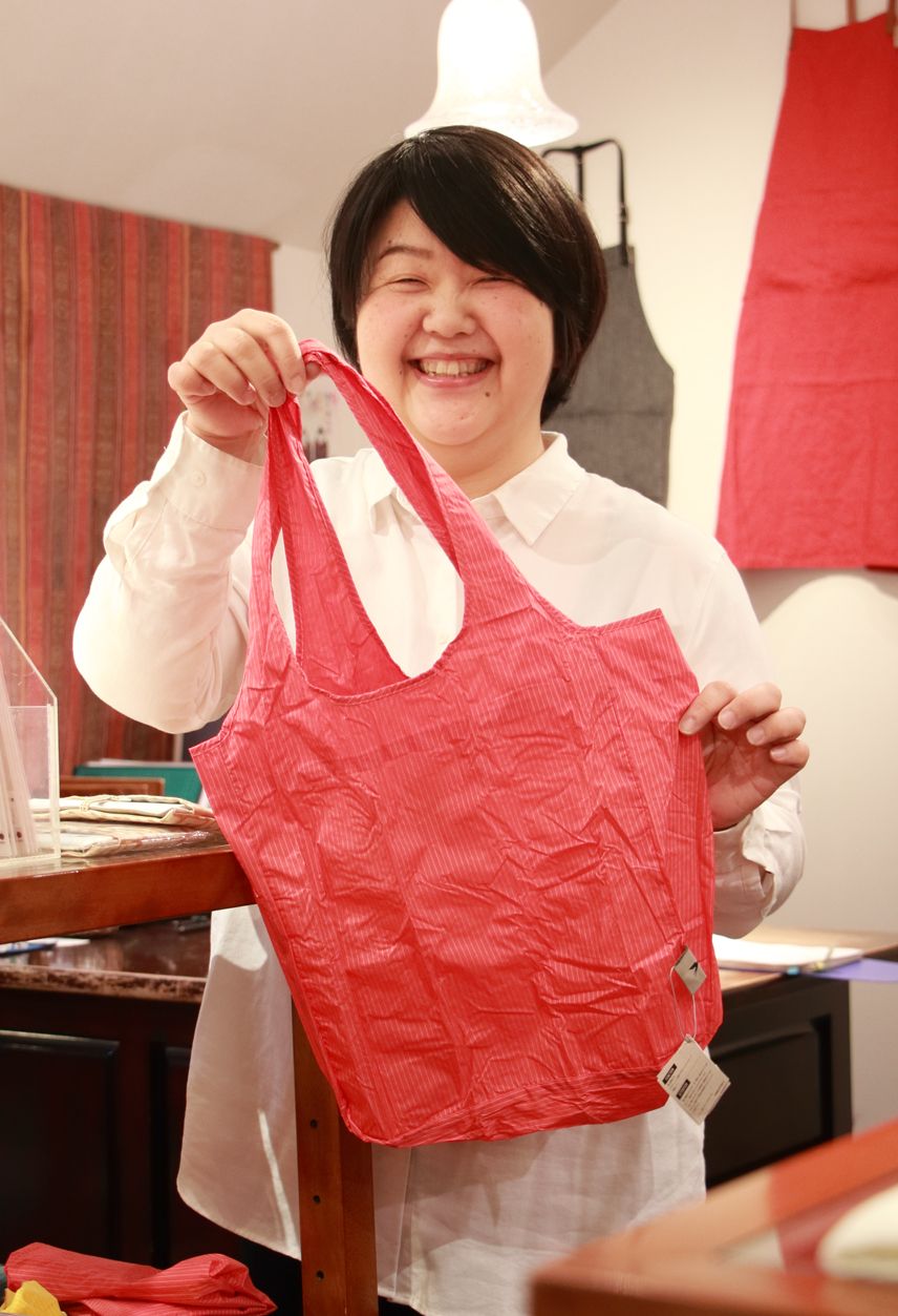 ▲最近のお気に入りとして紹介してくれたエコバッグ。コンパクトに畳めて軽量で丈夫、使い勝手抜群だ