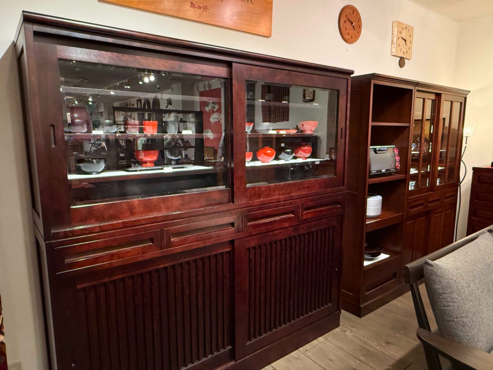 ▲卑弥呼のオリジナル食器棚は、一般的なものと比べ奥行きが浅く、高さも低く設計され、女性でも扱いやすいと評判だ